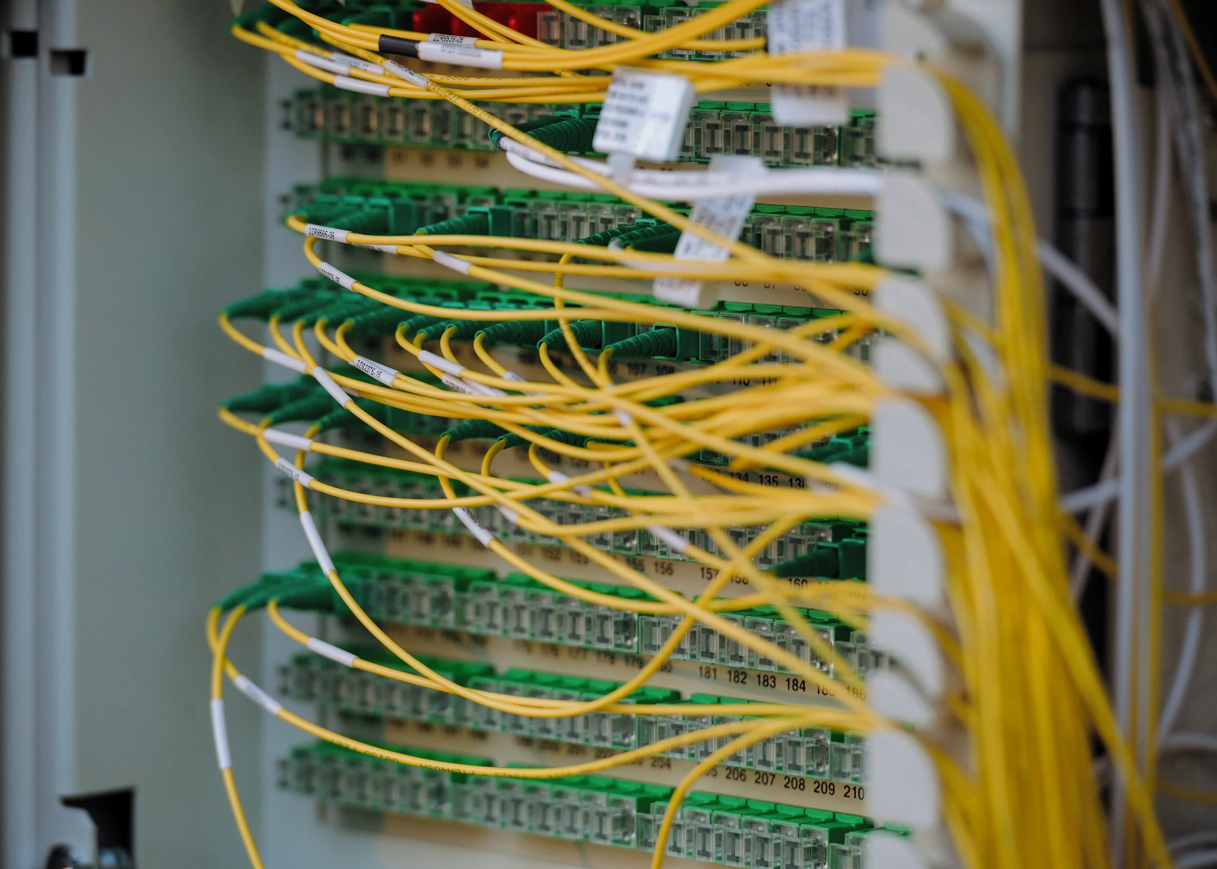 Patchpanel med gule nettverkskabler, ryddig koblet